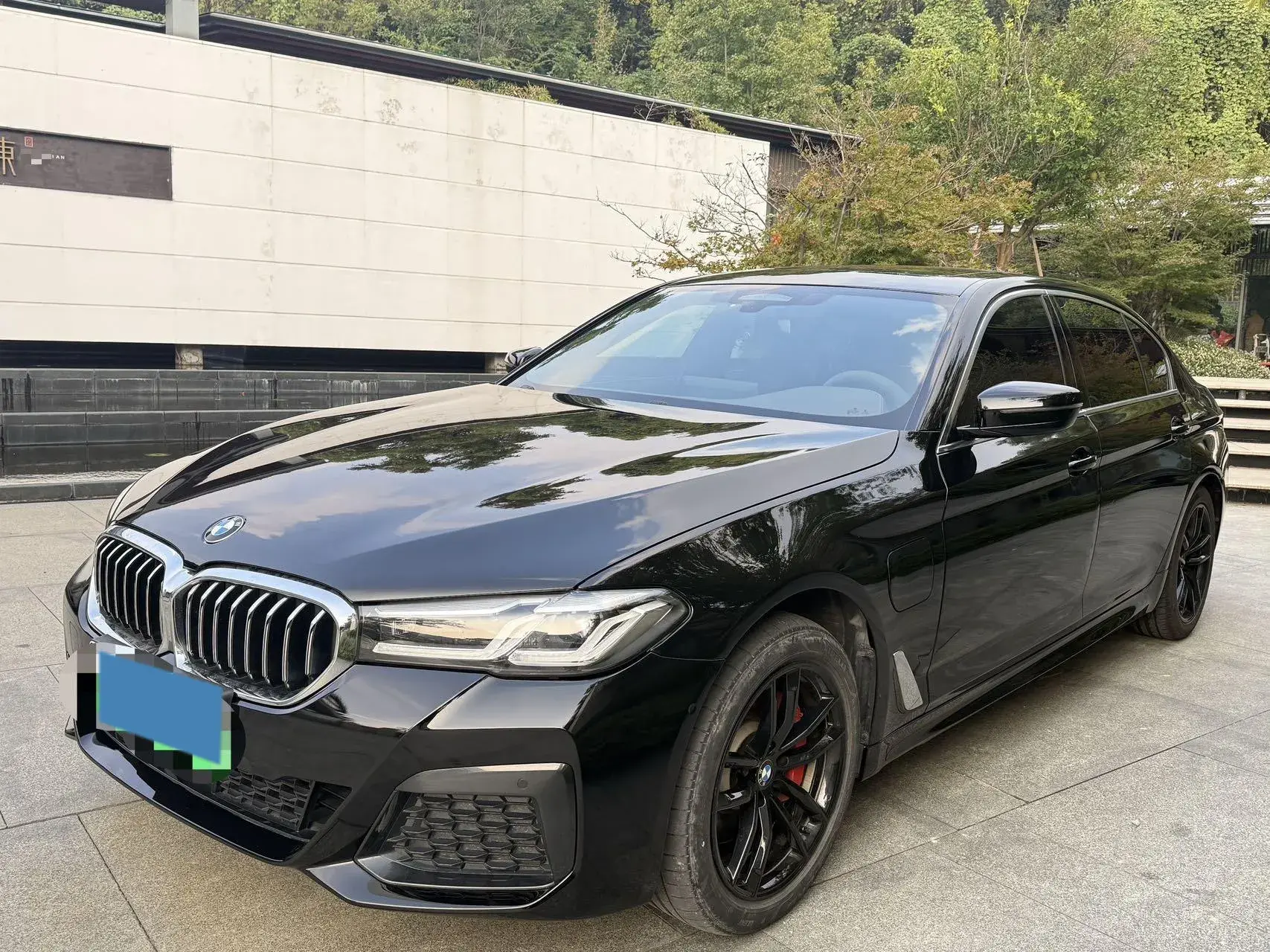 2021 BMW 5 view 1