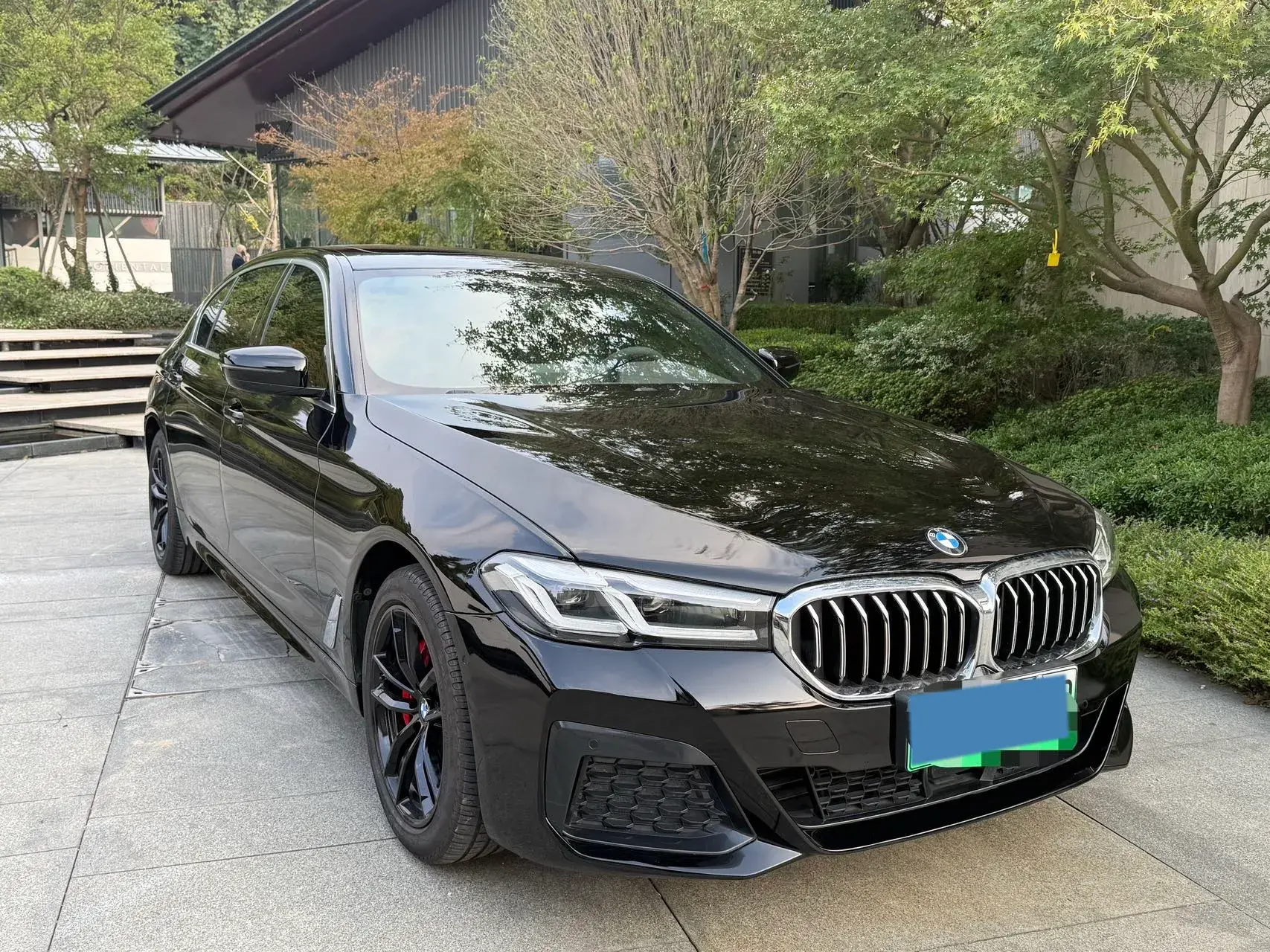 2021 BMW 5 thumbnail 3