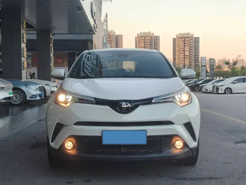 2020 TOYOTA C-HR thumbnail 2