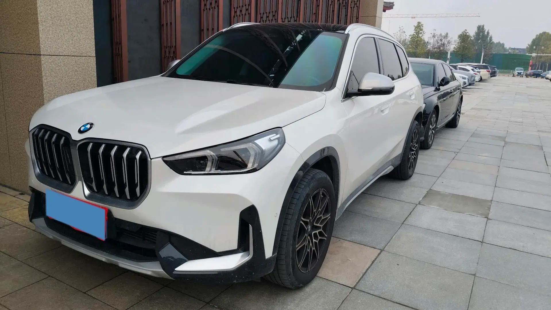 2023 BMW X1 view 1