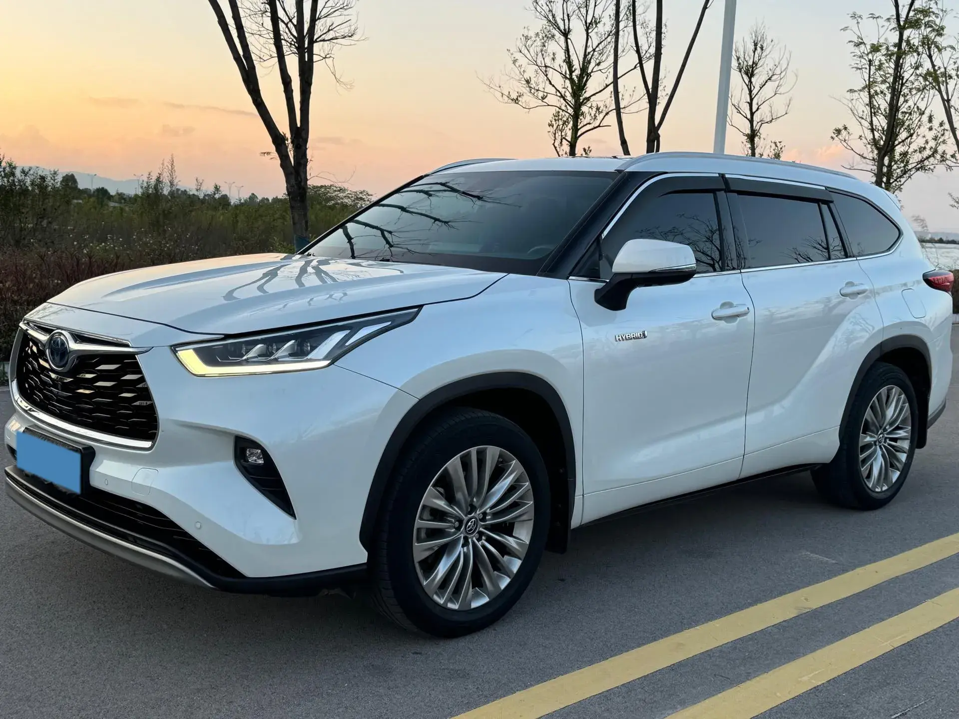 2022 TOYOTA HIGHLANDER view 1