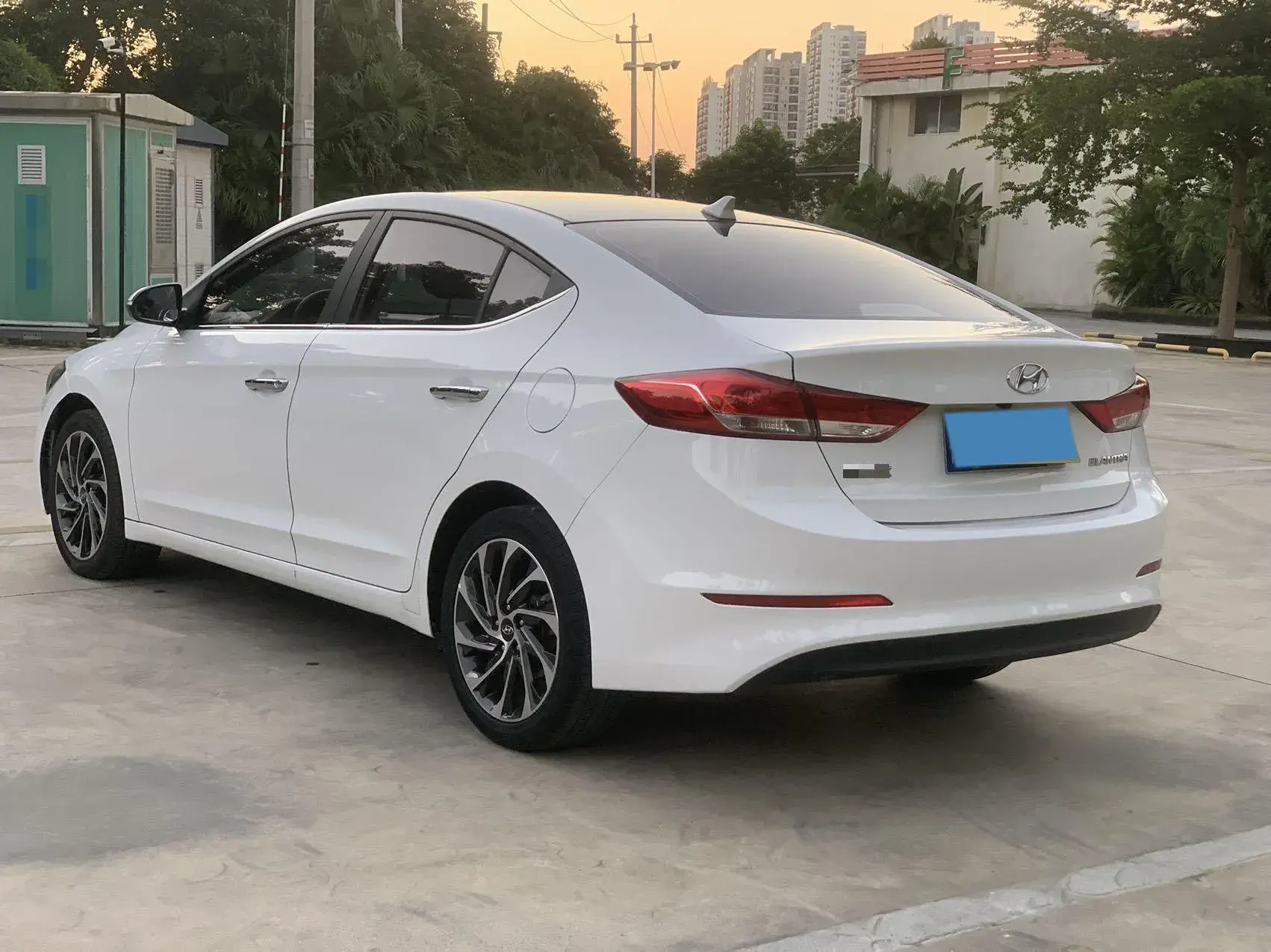 2019 HYUNDAI ELANTRA thumbnail 4