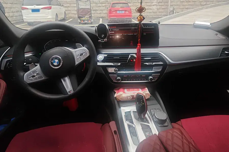 2023 BMW 5 thumbnail 4