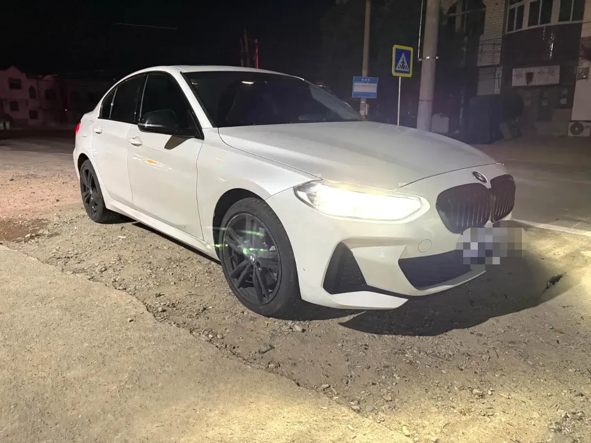 2023 BMW 1 thumbnail 3