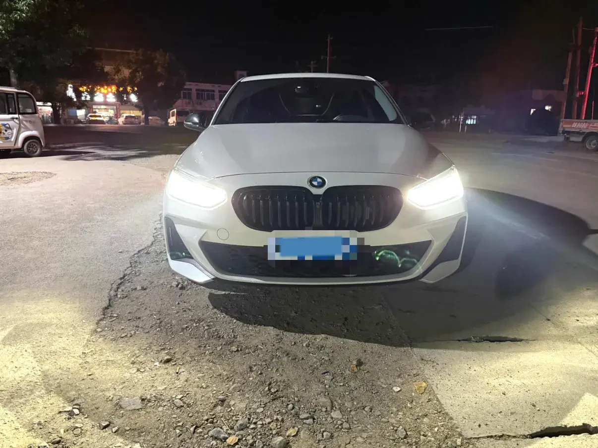 2023 BMW 1 thumbnail 2