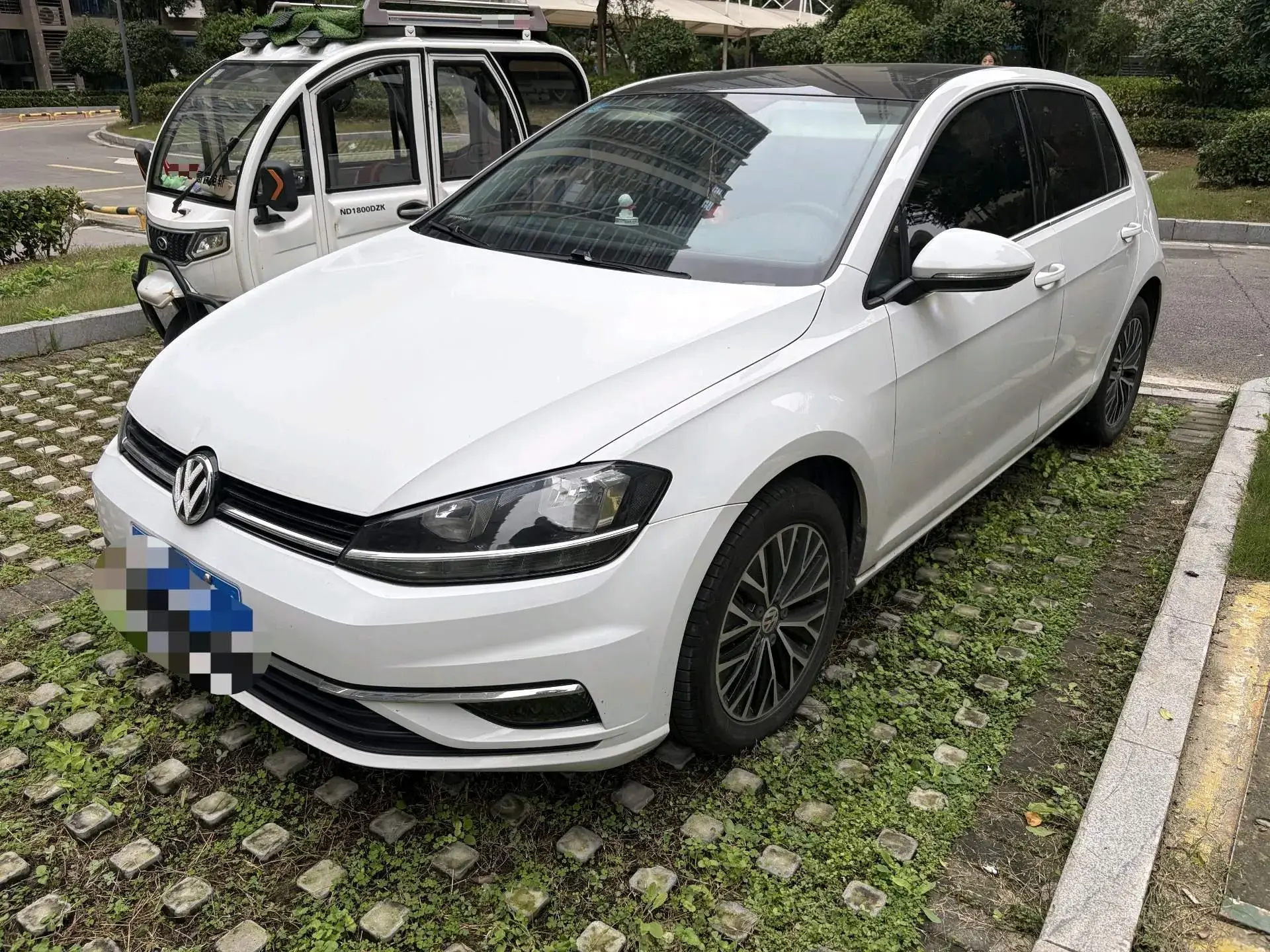 2018 VOLKSWAGEN GOLF view 1