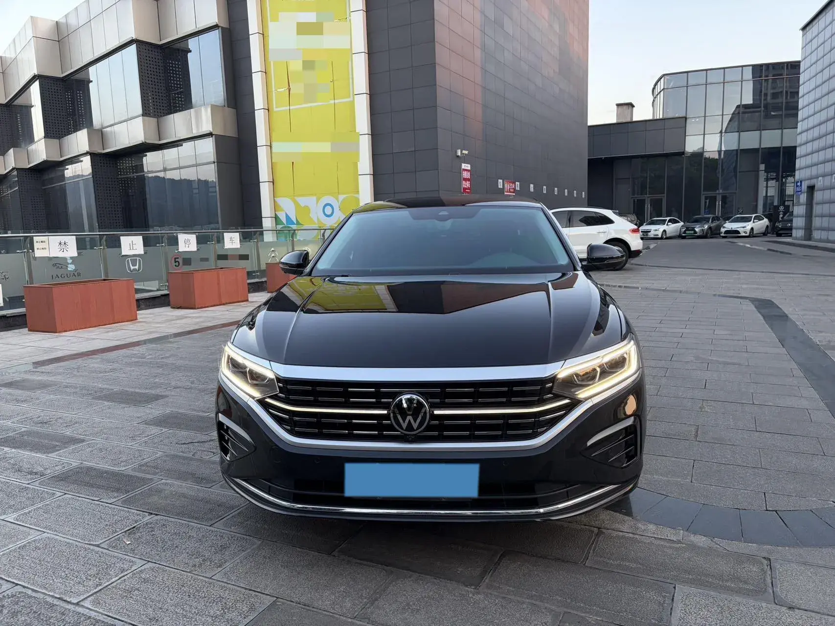 2023 VOLKSWAGEN PASSAT thumbnail 2