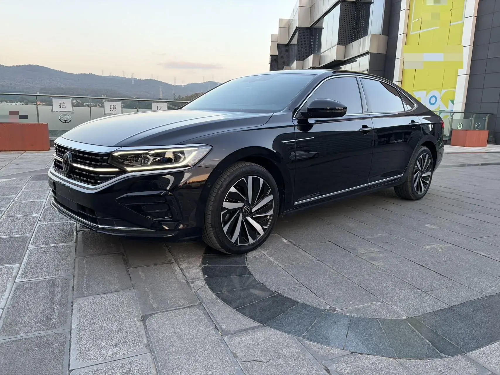 2023 VOLKSWAGEN PASSAT view 1