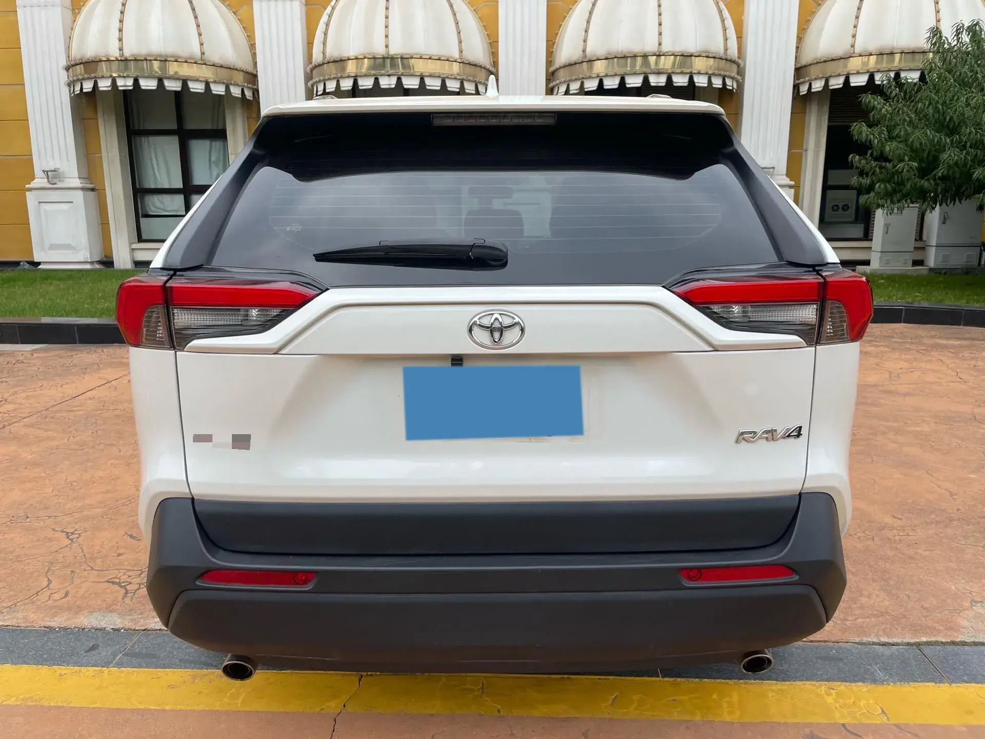 2020 TOYOTA RAV4 thumbnail 4