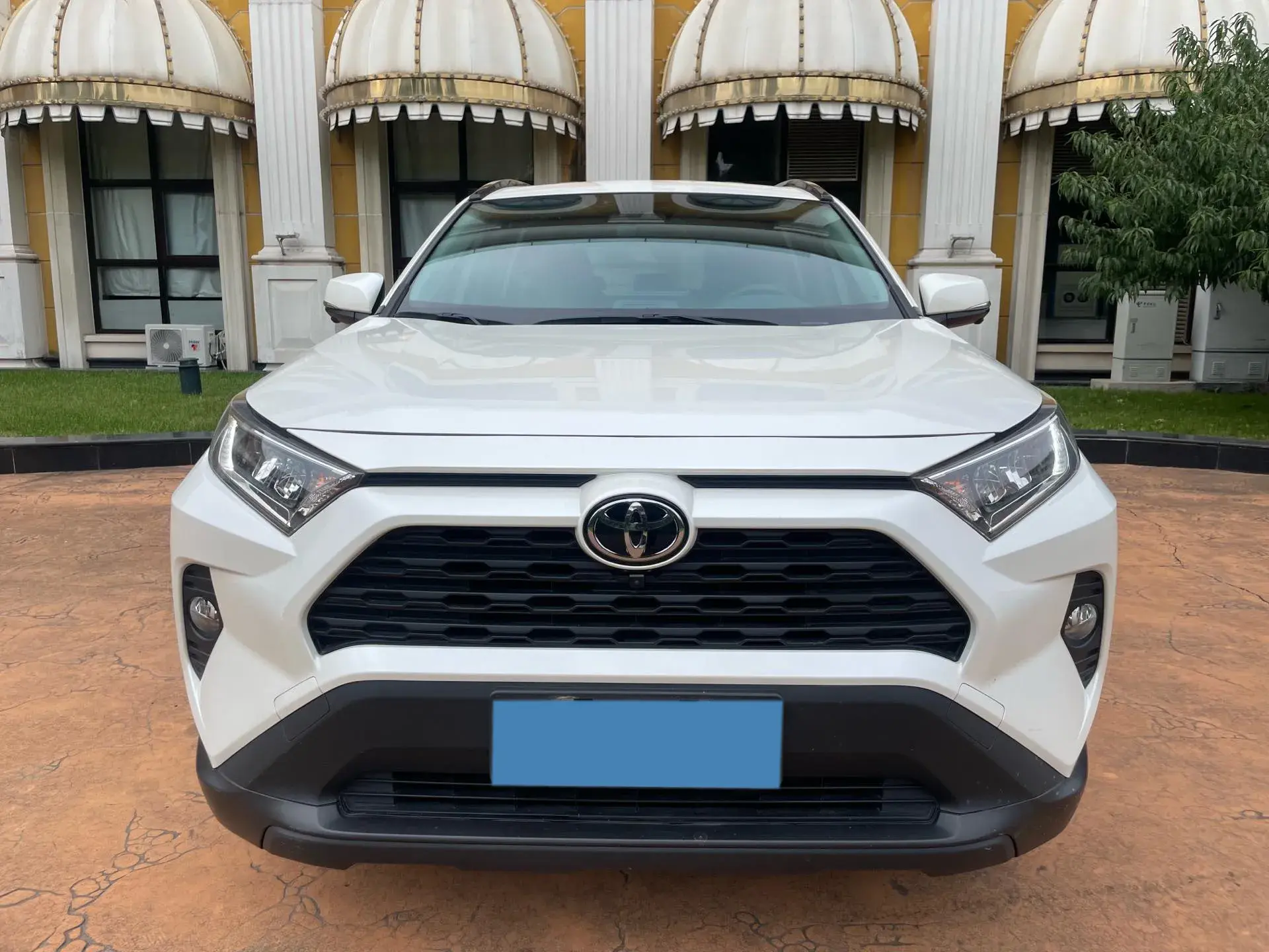2020 TOYOTA RAV4 thumbnail 2