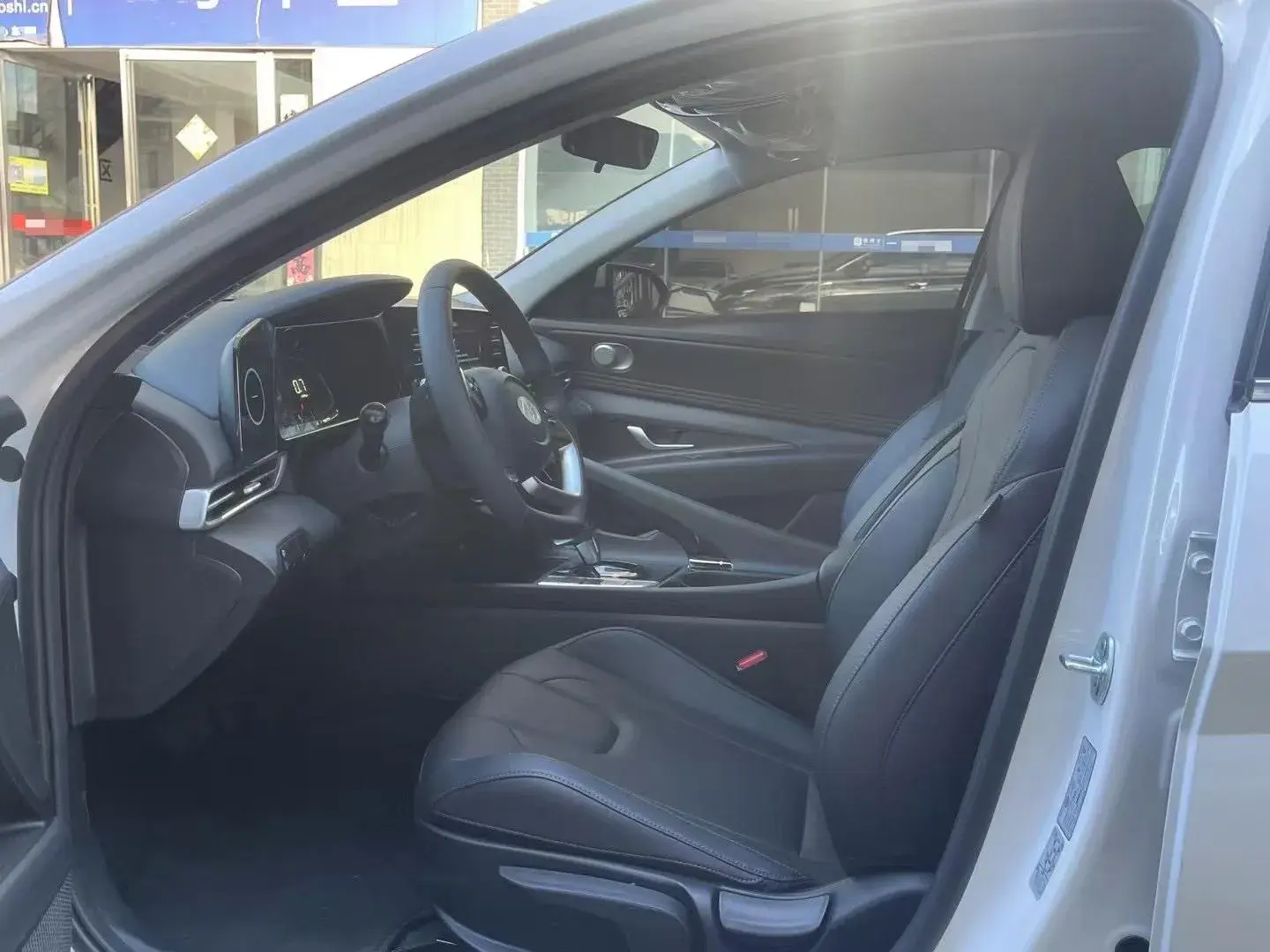 2023 HYUNDAI ELANTRA thumbnail 4