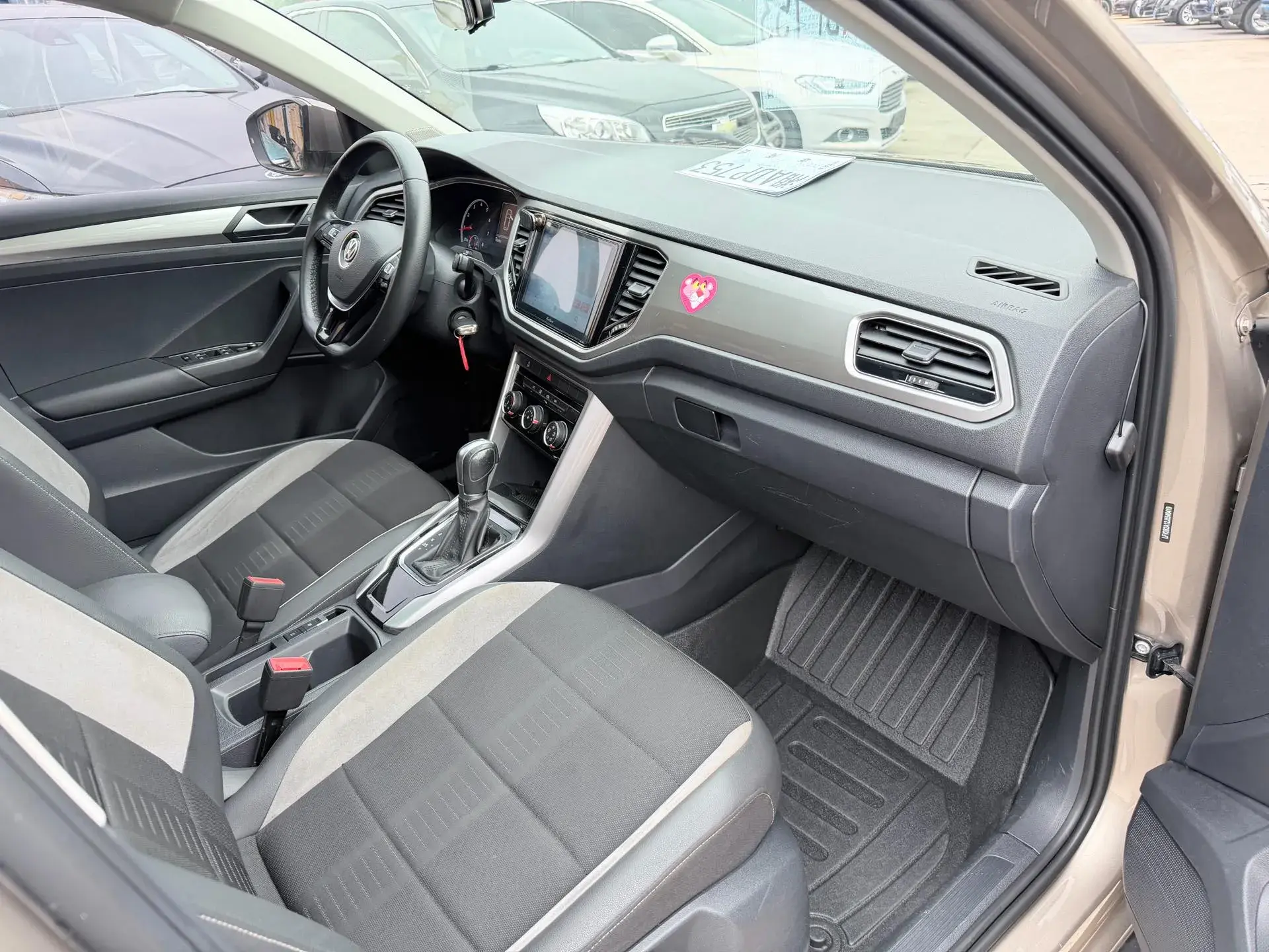 2018 VOLKSWAGEN T-ROC thumbnail 4