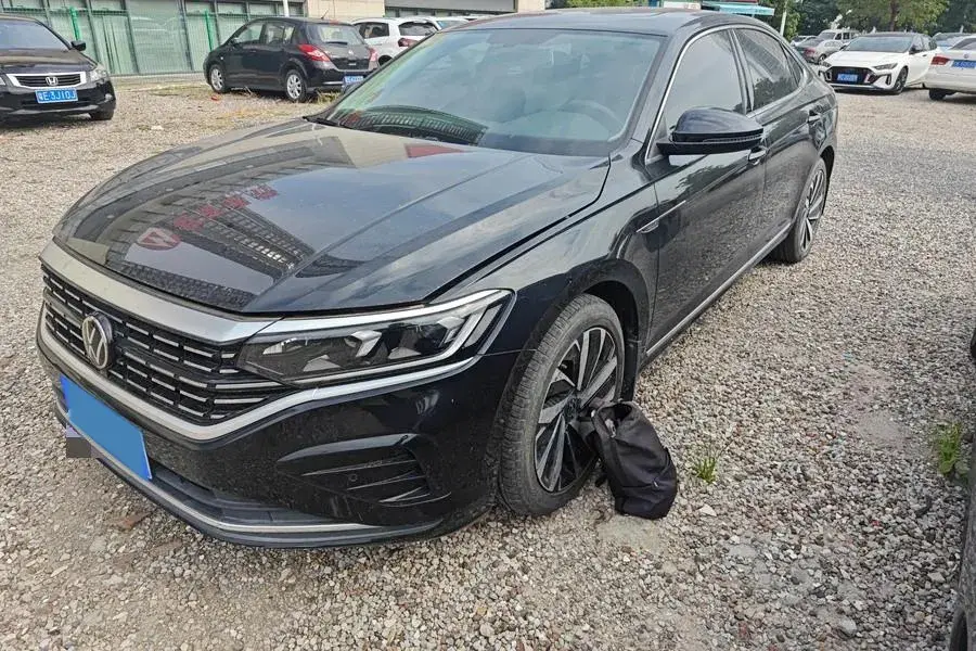 2023 VOLKSWAGEN PASSAT view 1