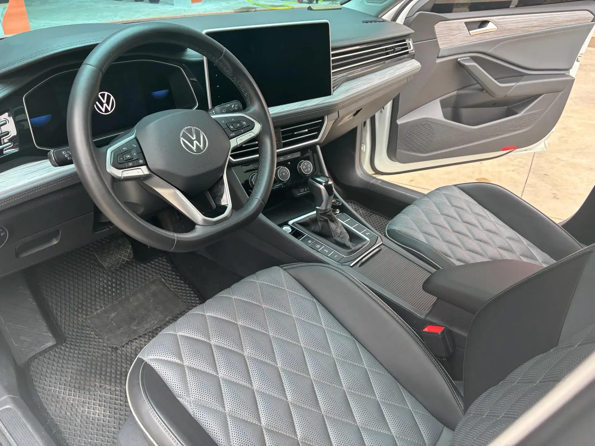 2023 VOLKSWAGEN SAGITAR thumbnail 4