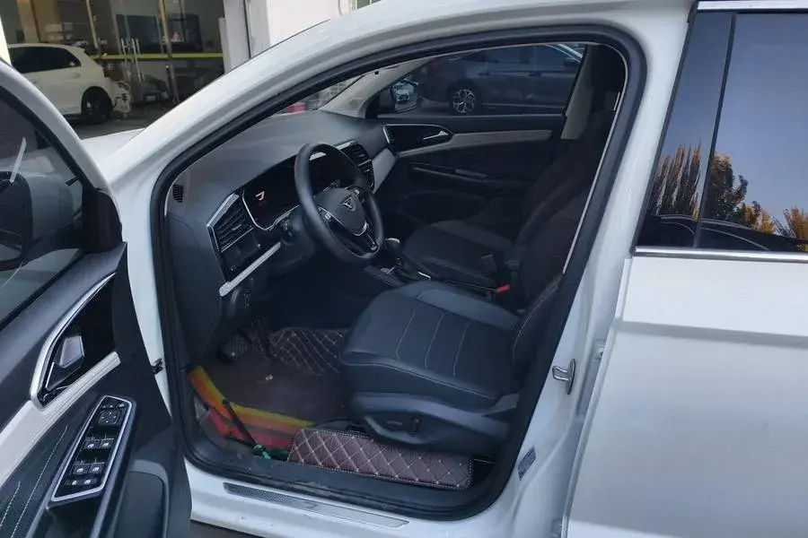 2023 JETTA VS7 thumbnail 4