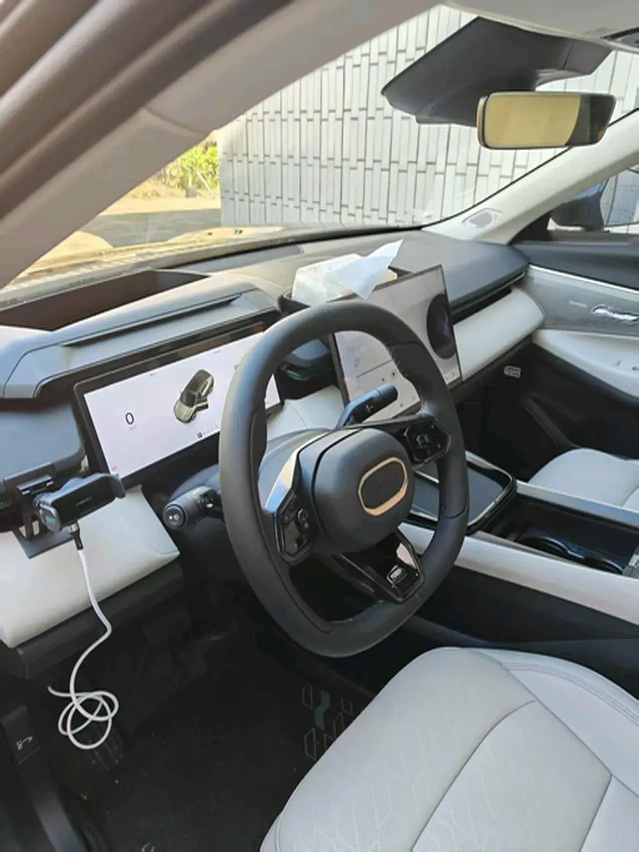 2025 LYNK&CO 08 thumbnail 4