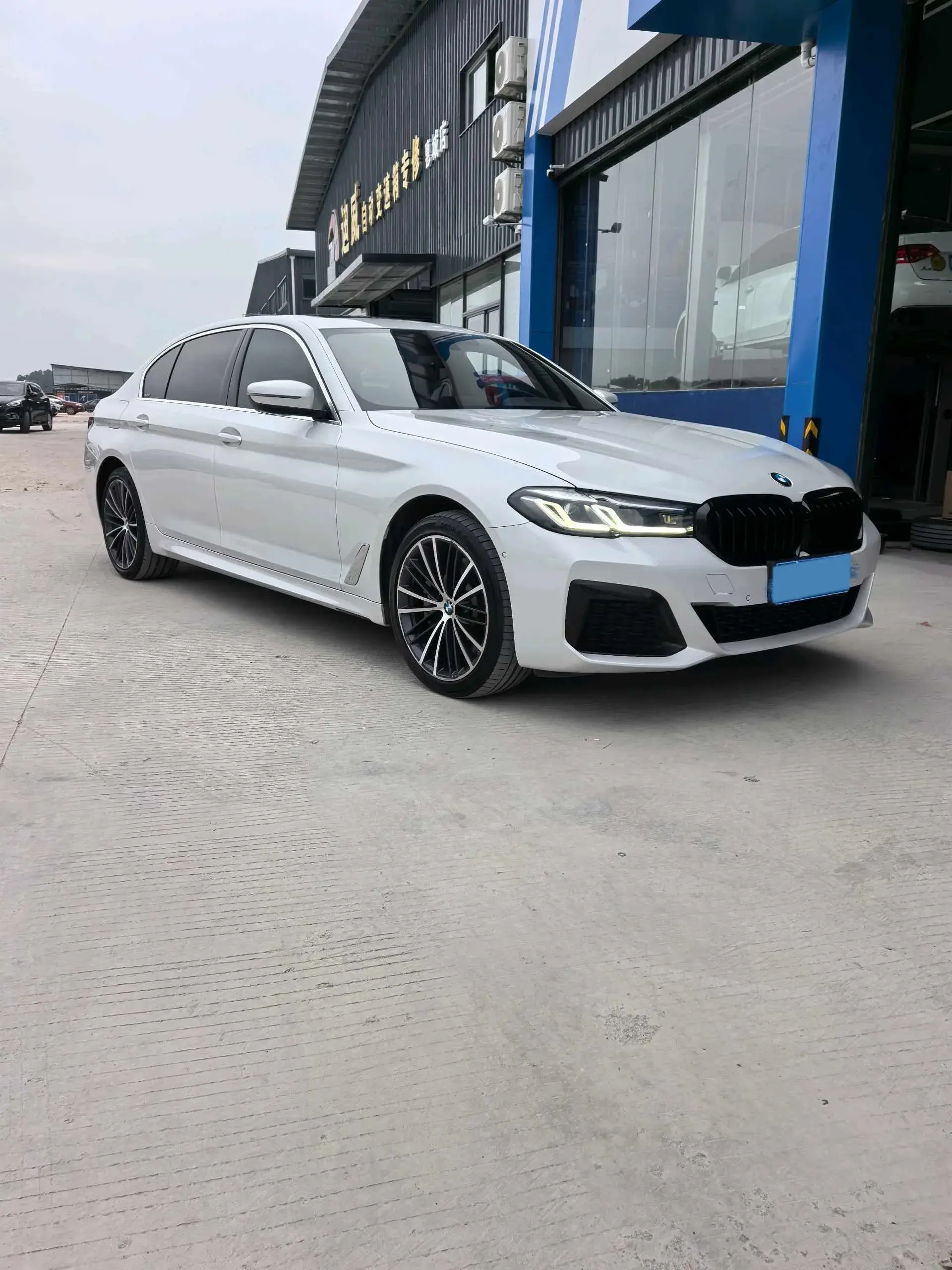 2021 BMW 5 thumbnail 3