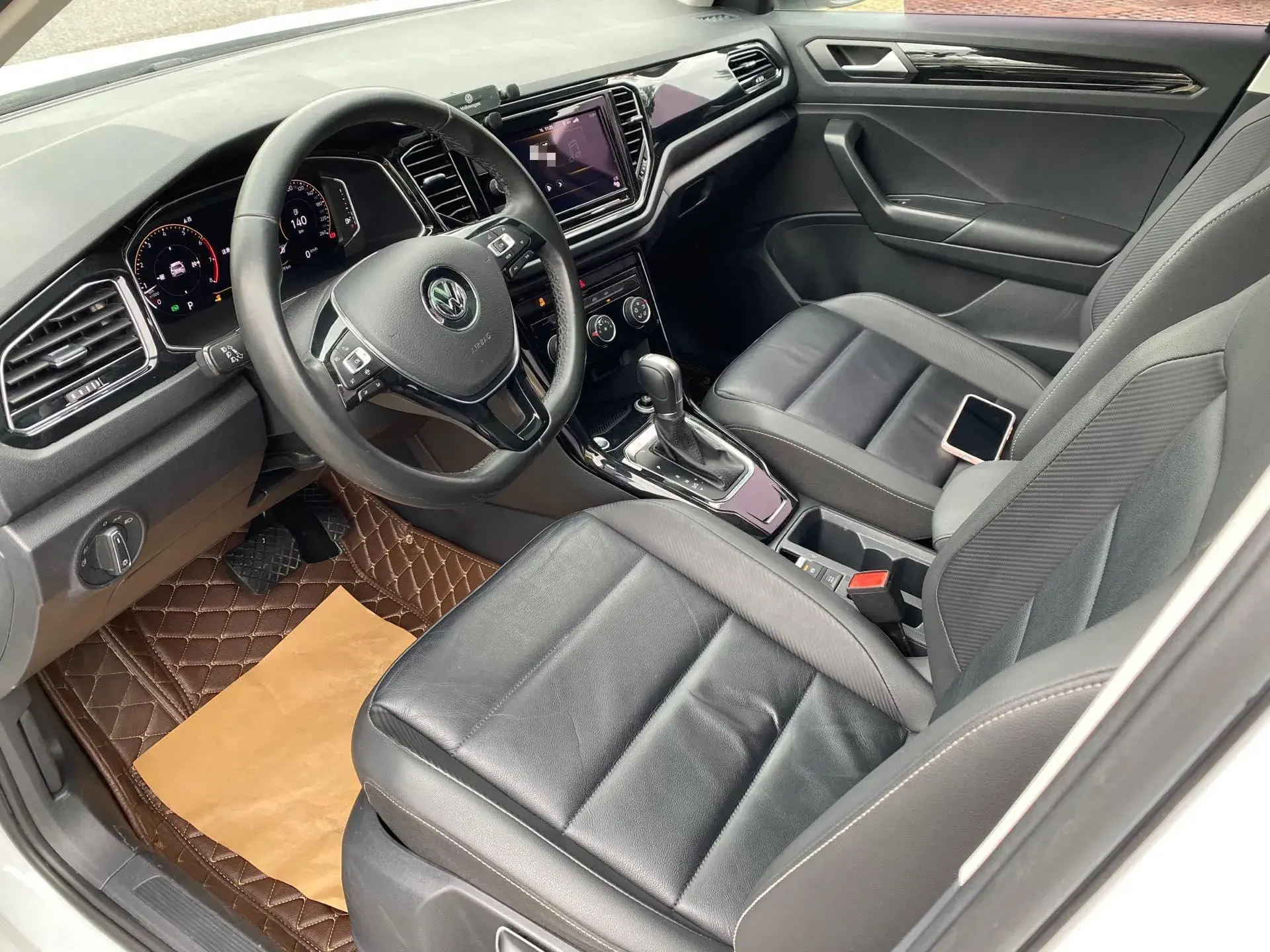 2021 VOLKSWAGEN T-ROC thumbnail 4