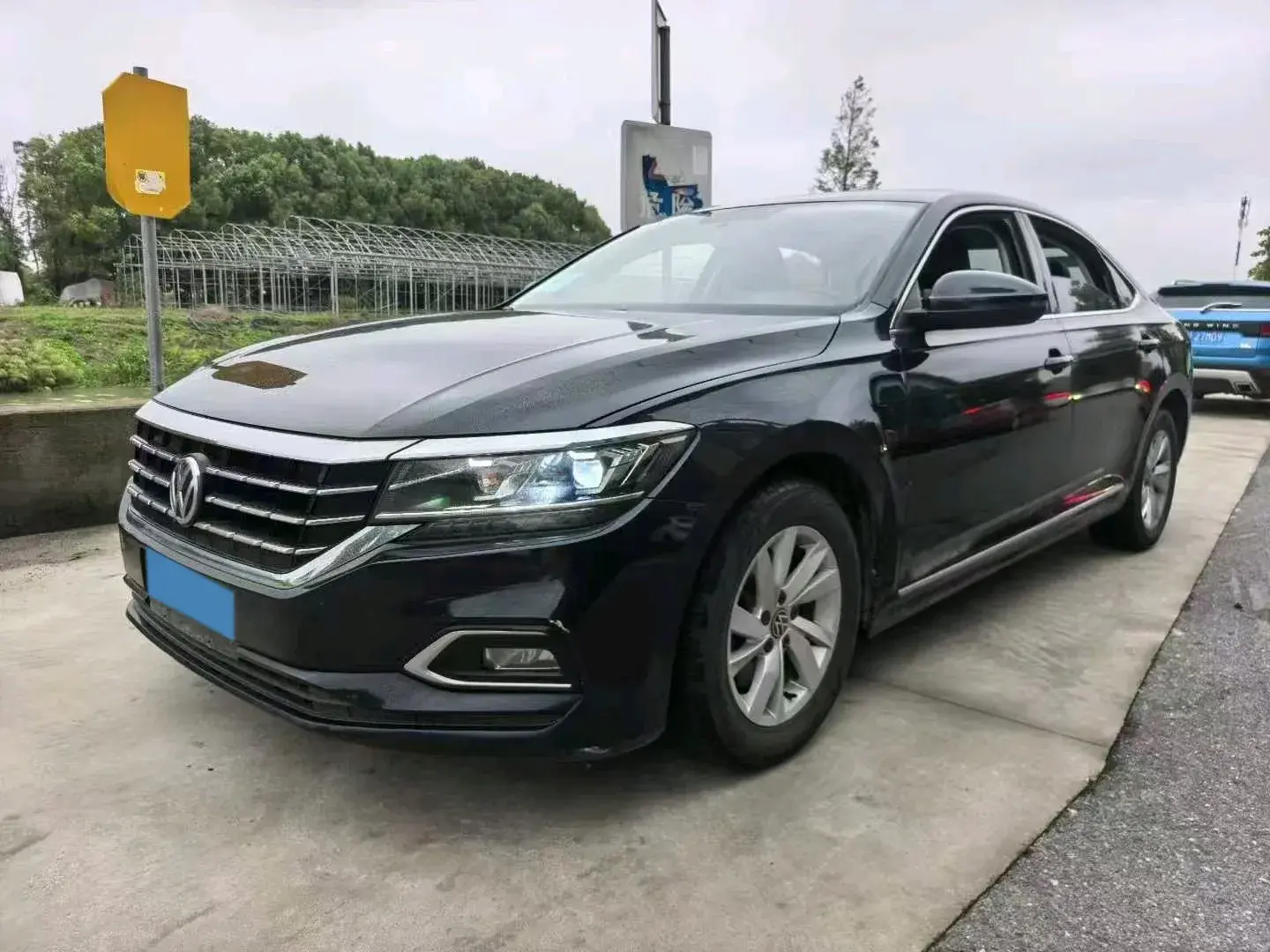 2019 VOLKSWAGEN PASSAT view 1