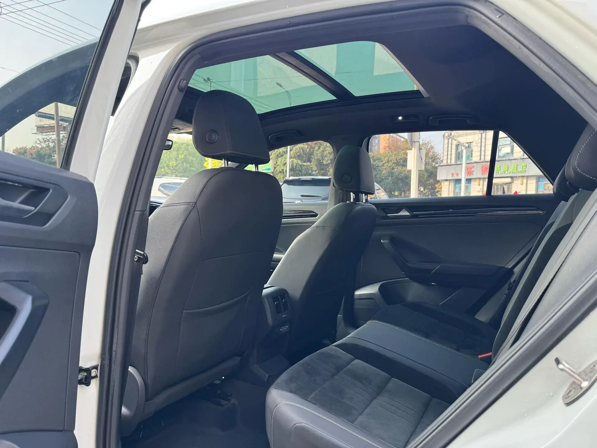 2019 VOLKSWAGEN T-ROC thumbnail 3