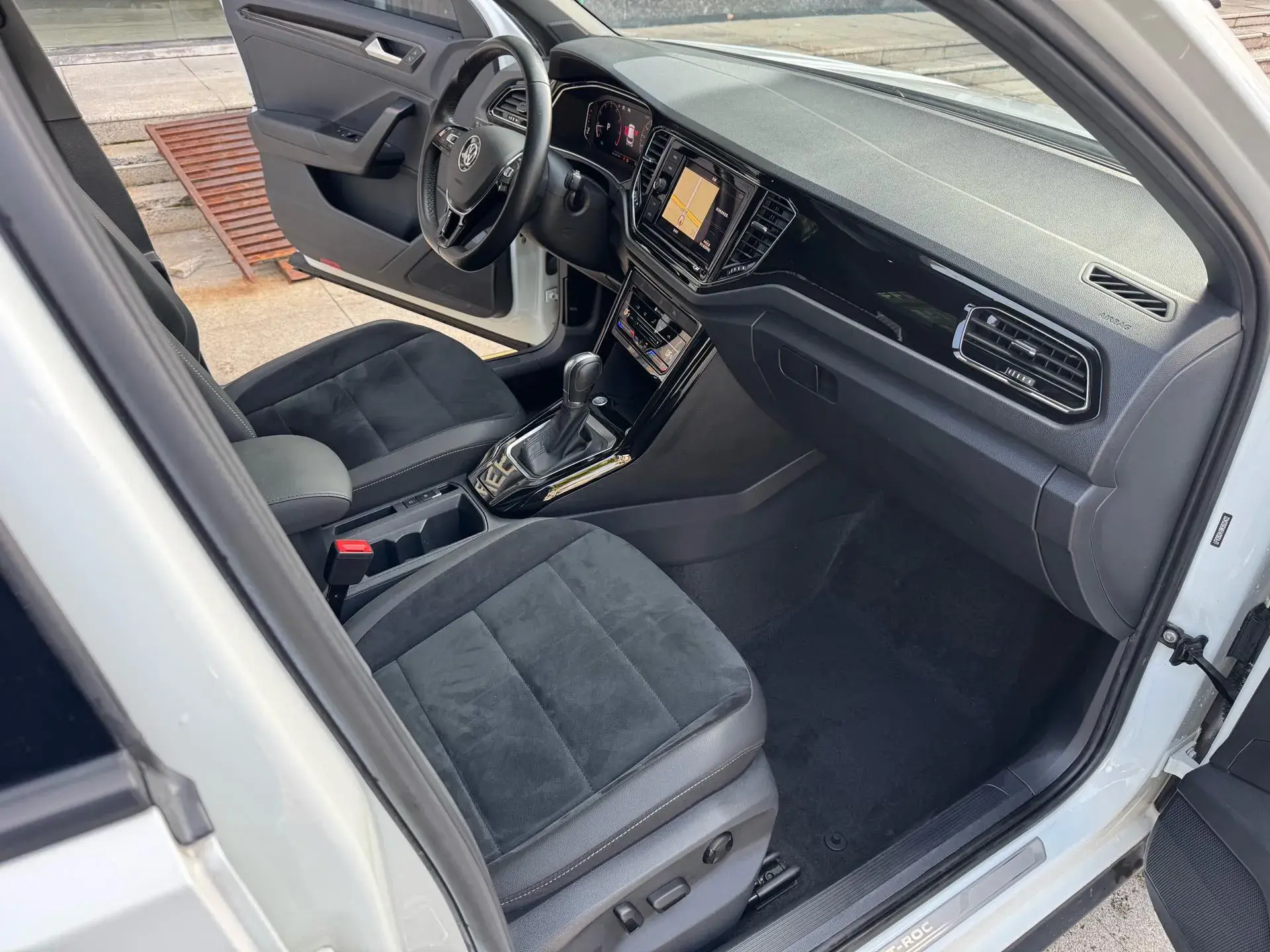 2019 VOLKSWAGEN T-ROC thumbnail 4