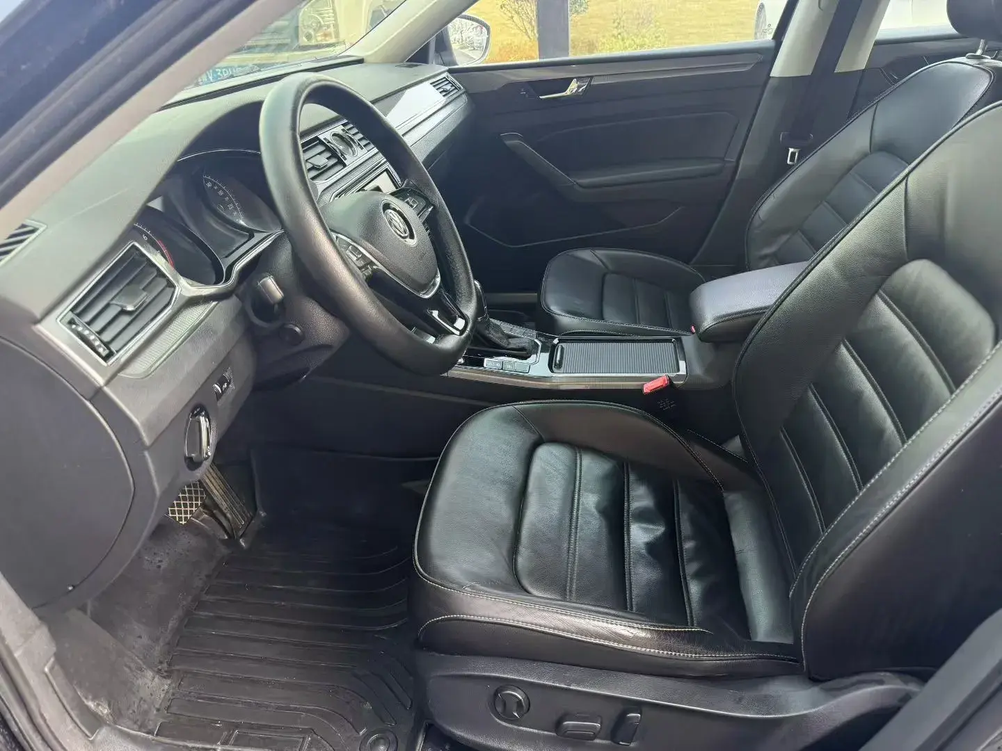 2017 VOLKSWAGEN PASSAT thumbnail 4