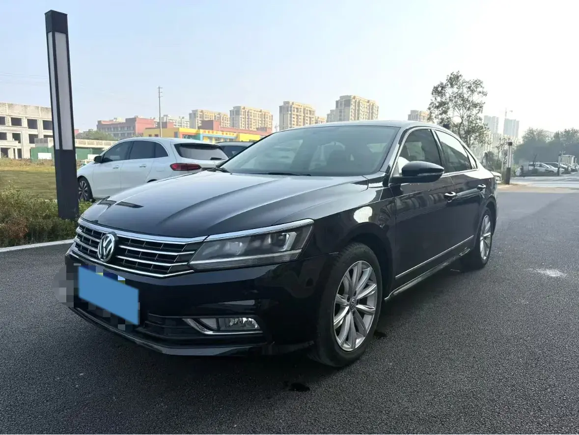 2017 VOLKSWAGEN PASSAT view 1