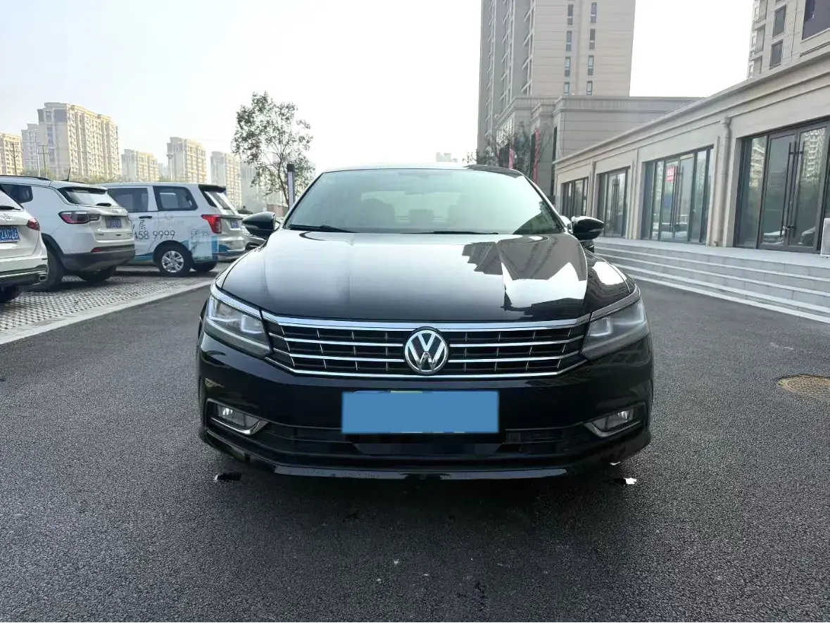 2017 VOLKSWAGEN PASSAT thumbnail 2