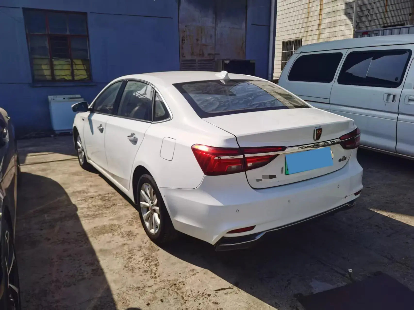 2017 ROEWE I6 thumbnail 3