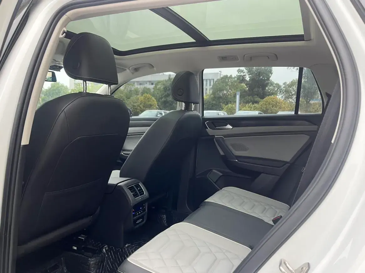 2023 VOLKSWAGEN TAYRON thumbnail 4