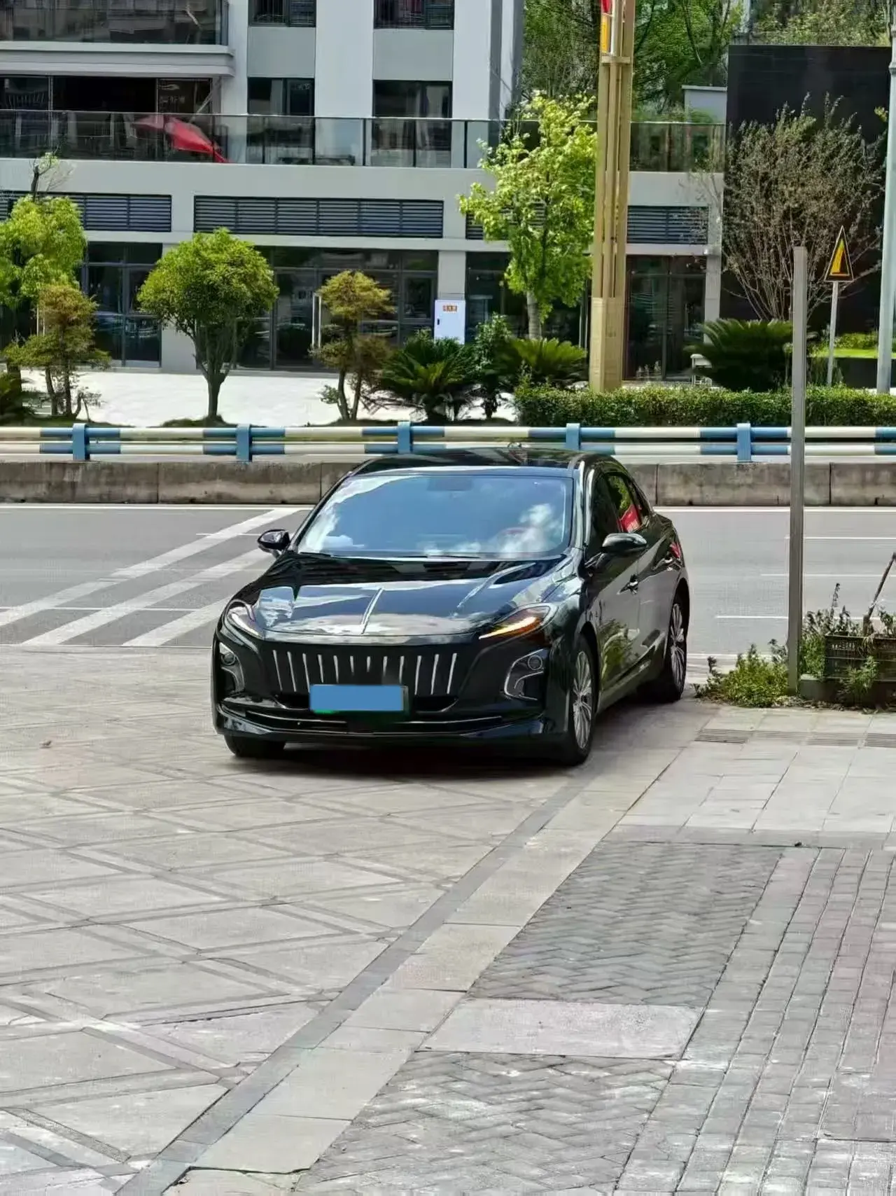 2023 HONGQI E-QM5 thumbnail 3