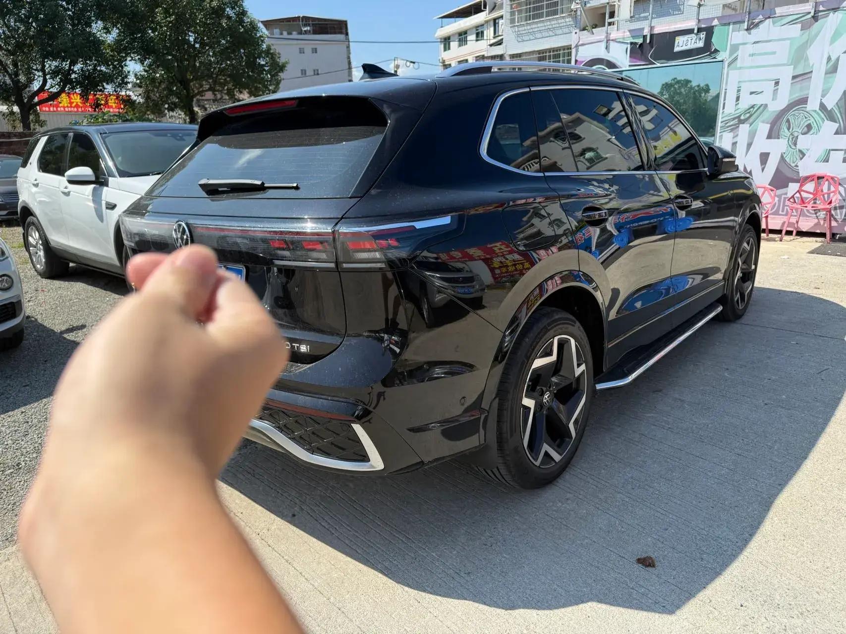 2023 VOLKSWAGEN TIGUAN thumbnail 3