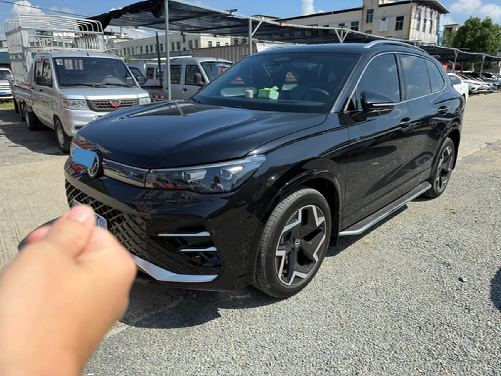 2023 VOLKSWAGEN TIGUAN view 1