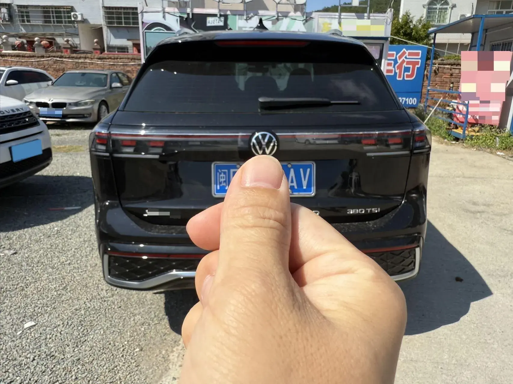 2023 VOLKSWAGEN TIGUAN thumbnail 4