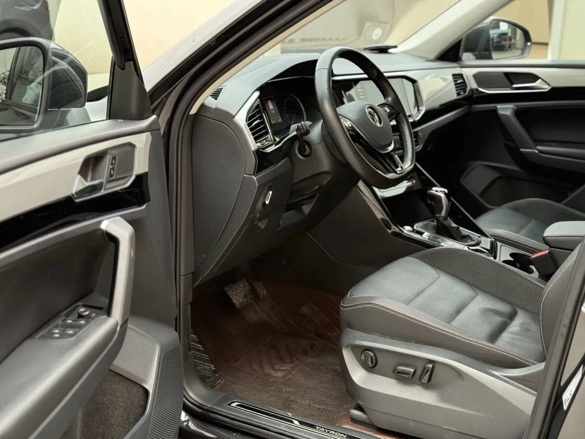 2019 VOLKSWAGEN TAYRON thumbnail 3