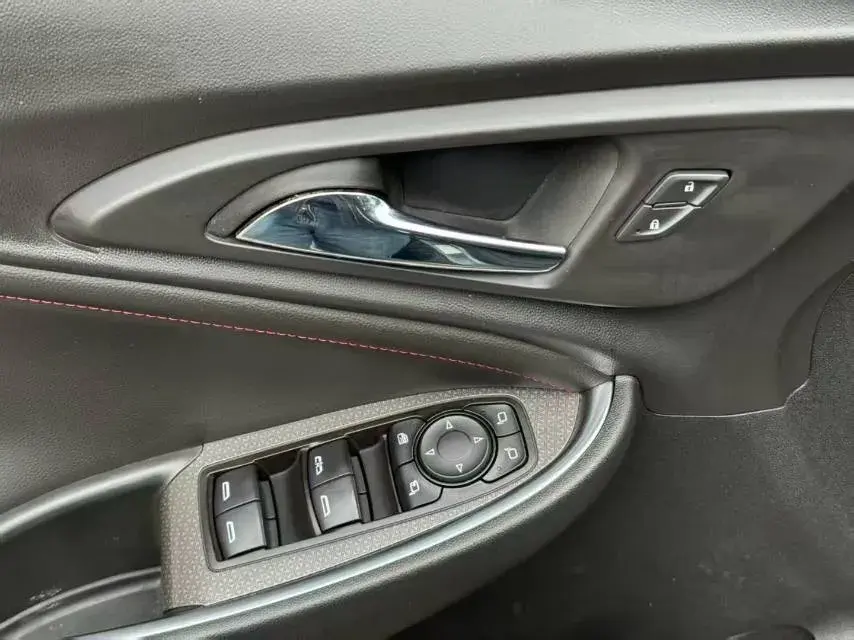 2019 CHEVROLET MALIBU thumbnail 3