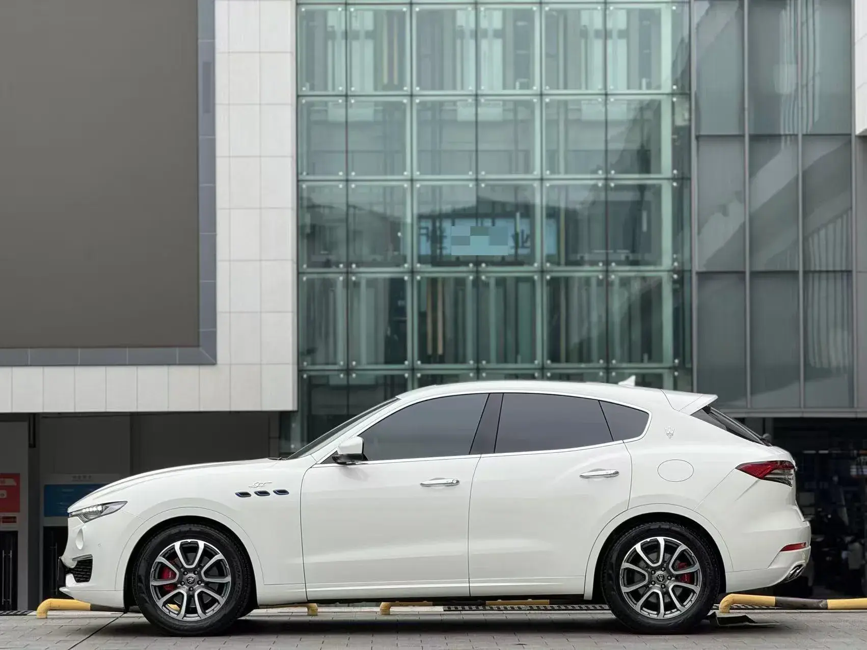 2022 MASERATI LEVANTE thumbnail 4