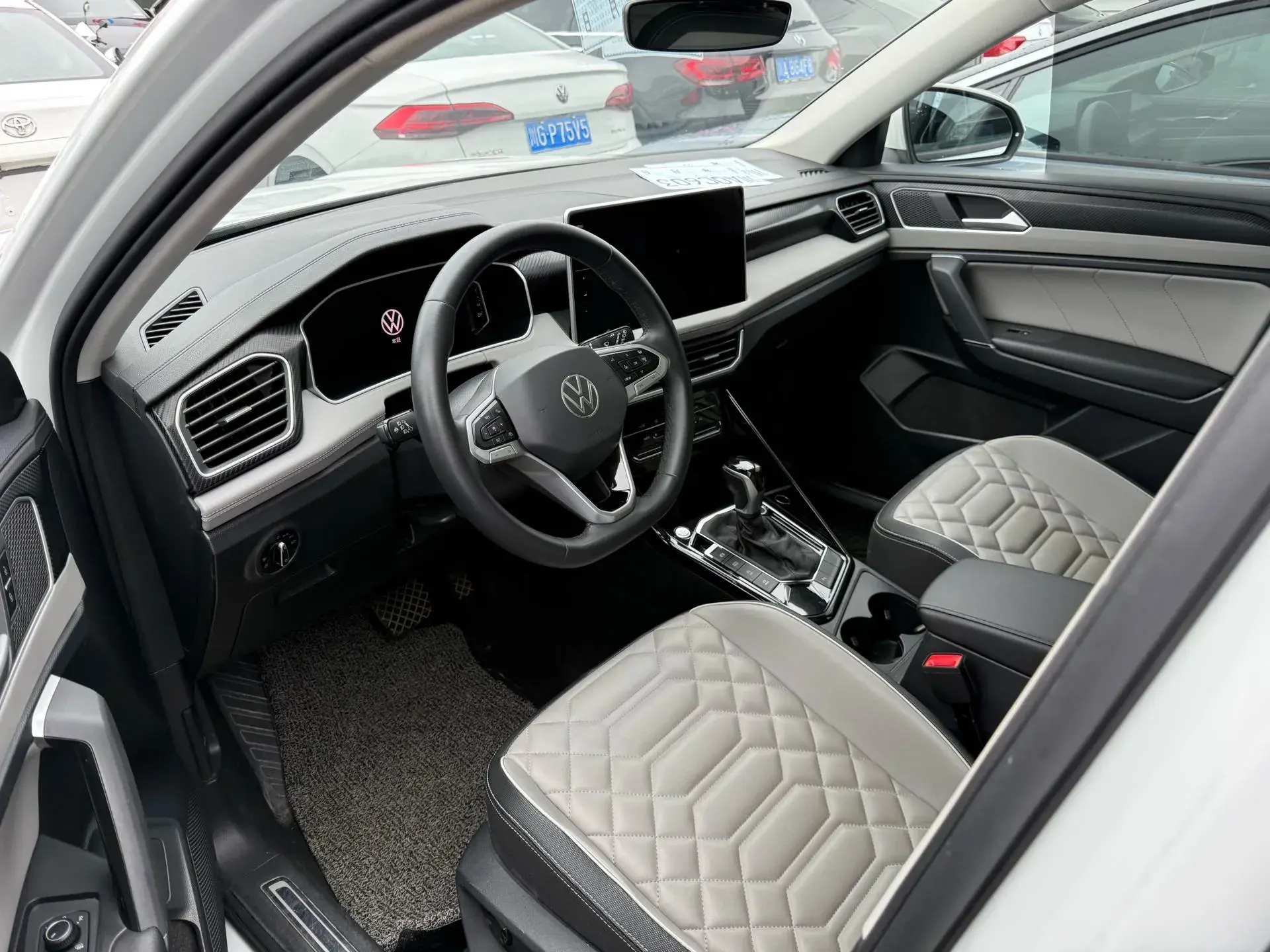 2023 VOLKSWAGEN TAYRON thumbnail 3