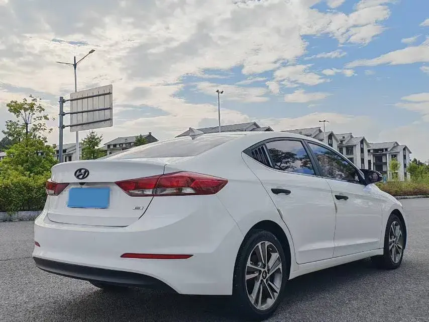 2016 HYUNDAI ELANTRA thumbnail 4