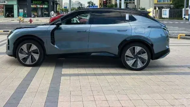 2025 LYNK&CO 08 thumbnail 4