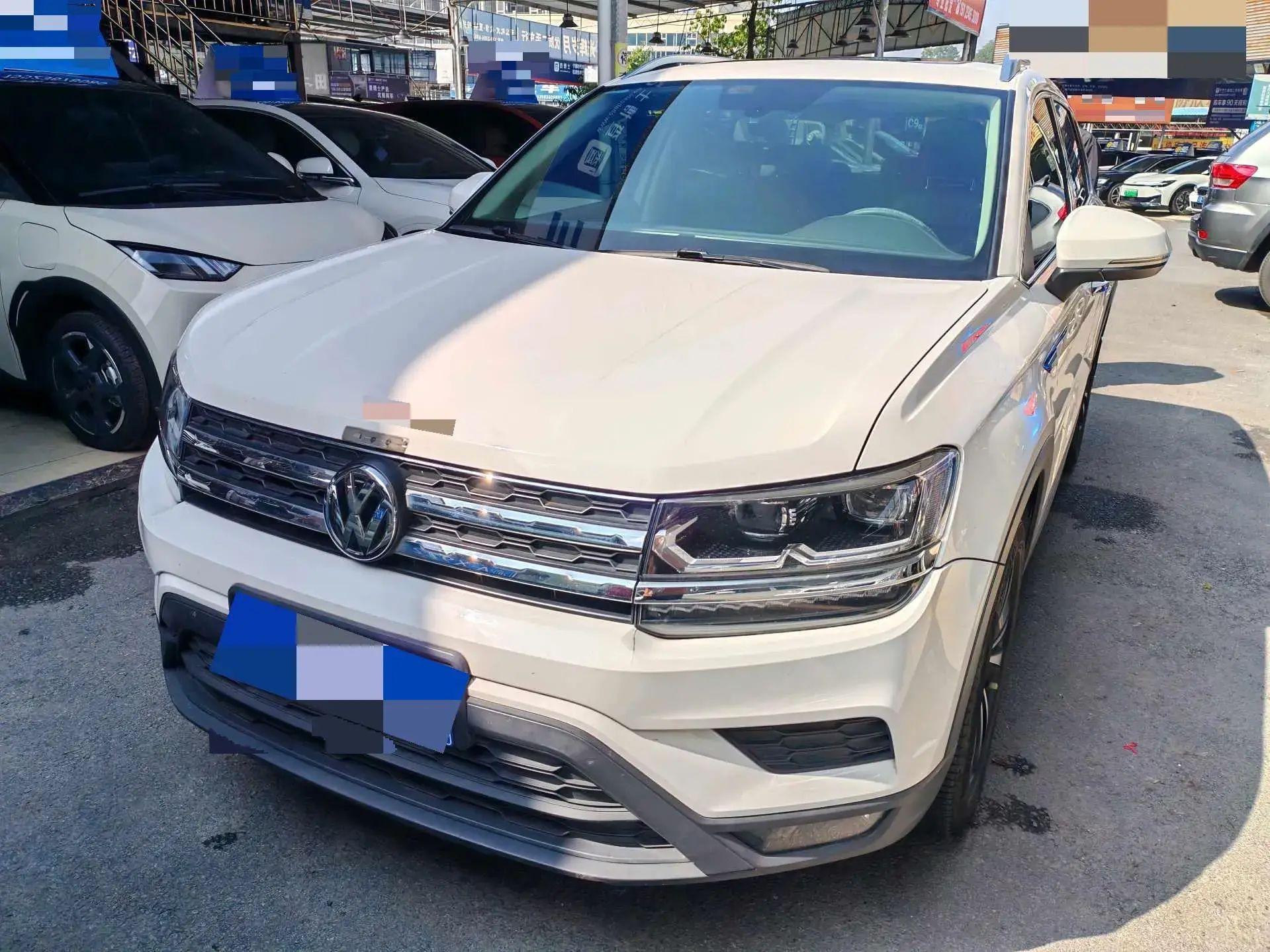 2019 VOLKSWAGEN THARU view 1