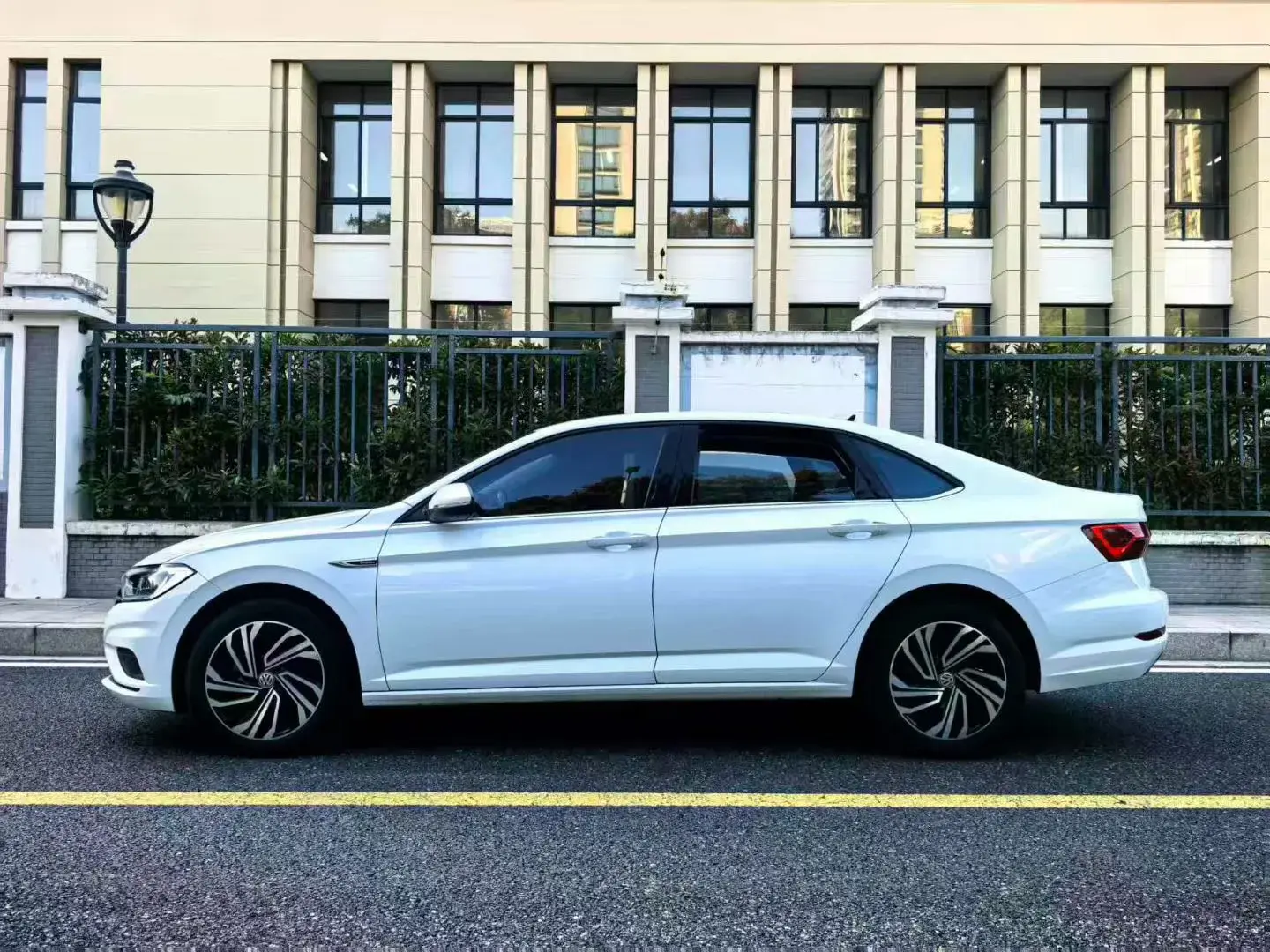 2021 VOLKSWAGEN SAGITAR thumbnail 3