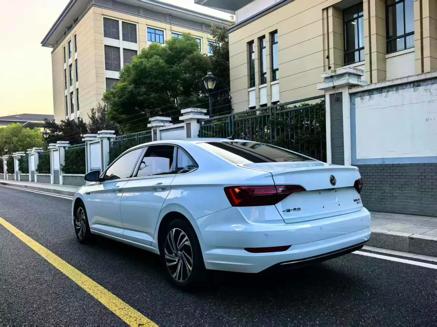 2021 VOLKSWAGEN SAGITAR thumbnail 4