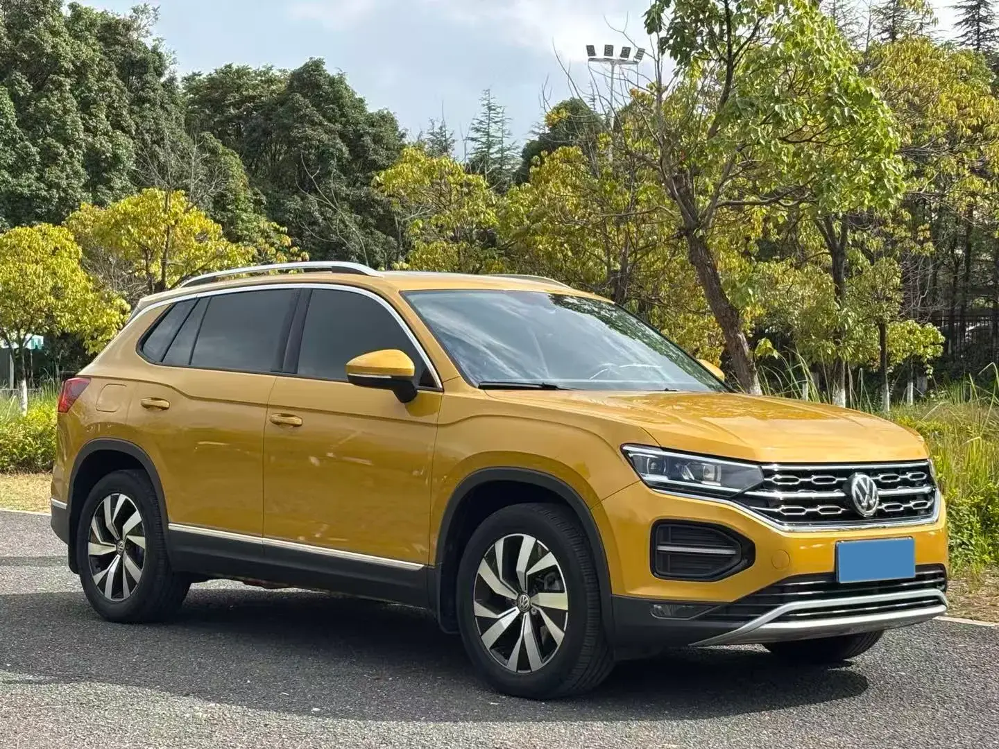2019 VOLKSWAGEN TAYRON thumbnail 3