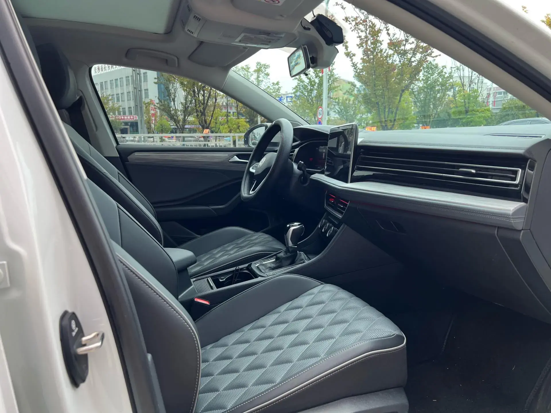 2023 VOLKSWAGEN SAGITAR thumbnail 4