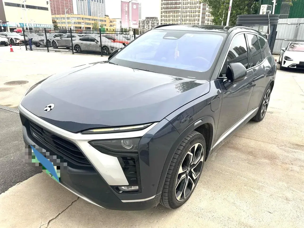 2020 NIO ES8 view 1