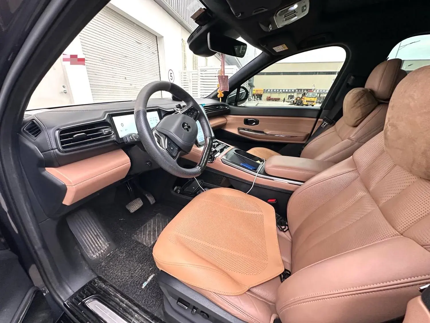 2020 NIO ES8 thumbnail 4