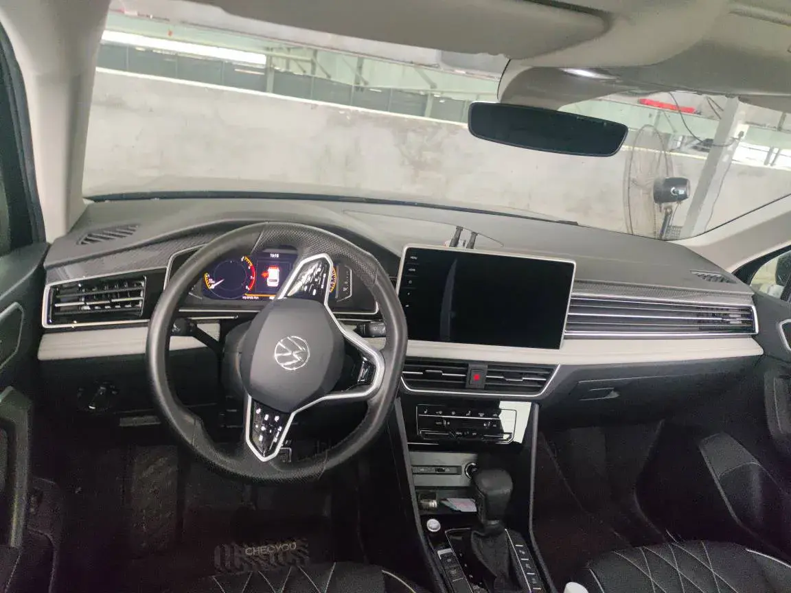 2023 VOLKSWAGEN TIGUAN thumbnail 3