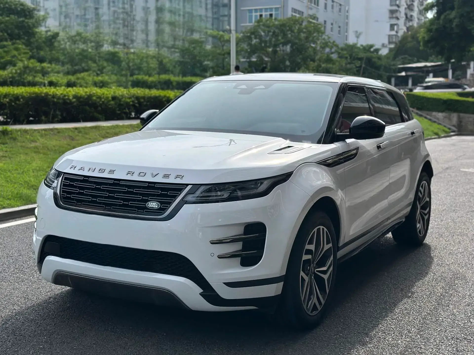 2024 LAND ROVER view 1