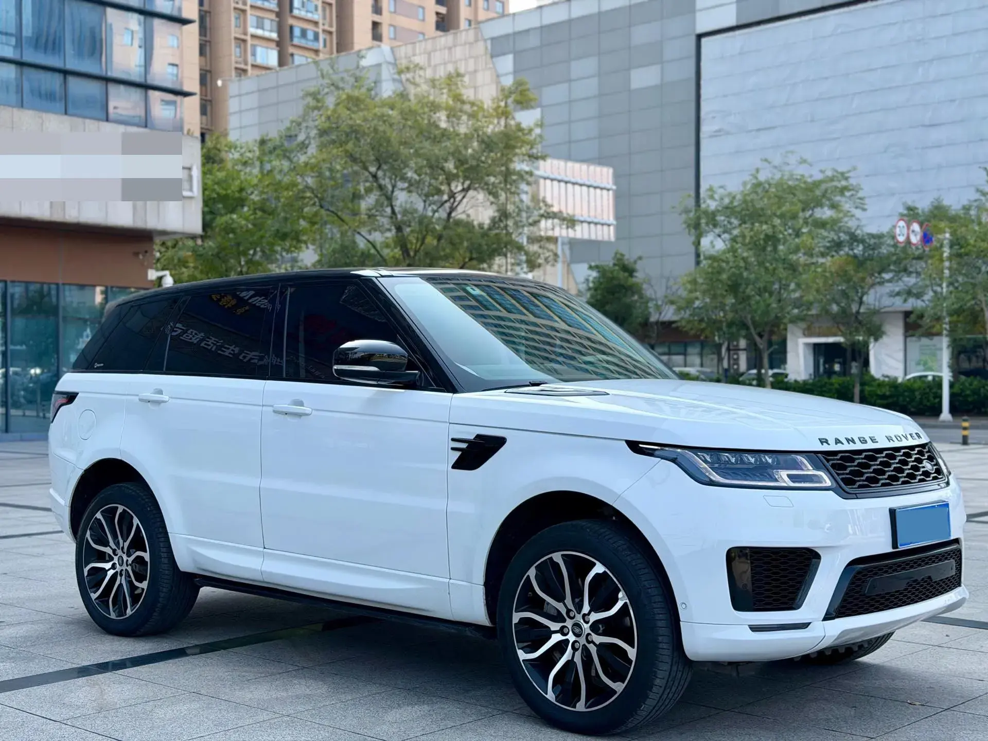 2022 LAND ROVER thumbnail 3
